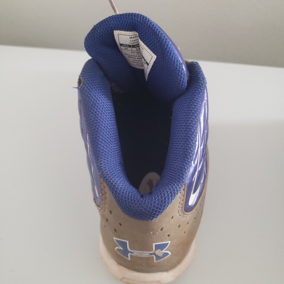 Boy’s Under Armour Baseball Cleats - Picture 13 of 16